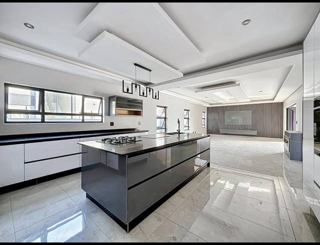 6 BEDROOM HOUSE FOR SALE IN SIX FOUNTAINS RESIDENTIAL ESTATE